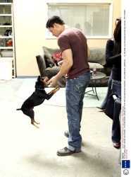 Джей Эрнандес (Jay Hernandez) 17.02.2006 and his dog (9xHQ) OibEQT3M
